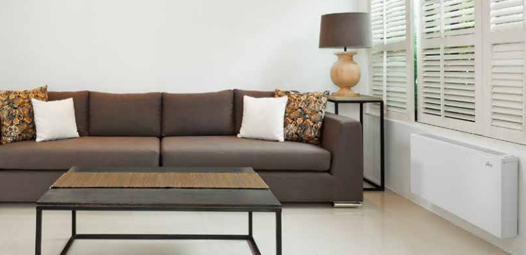 El modelo LP 500 HE destaca por su formato bajo ventana (altura 350 mm), perfecto para instalaciones donde el espacio vertical es limitado sin renunciar a una alta potencia térmica.